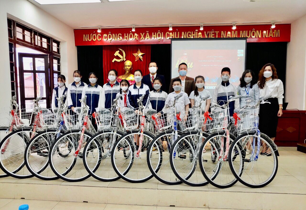 Trao quà tặng cho các học sinh gặp khó khăn