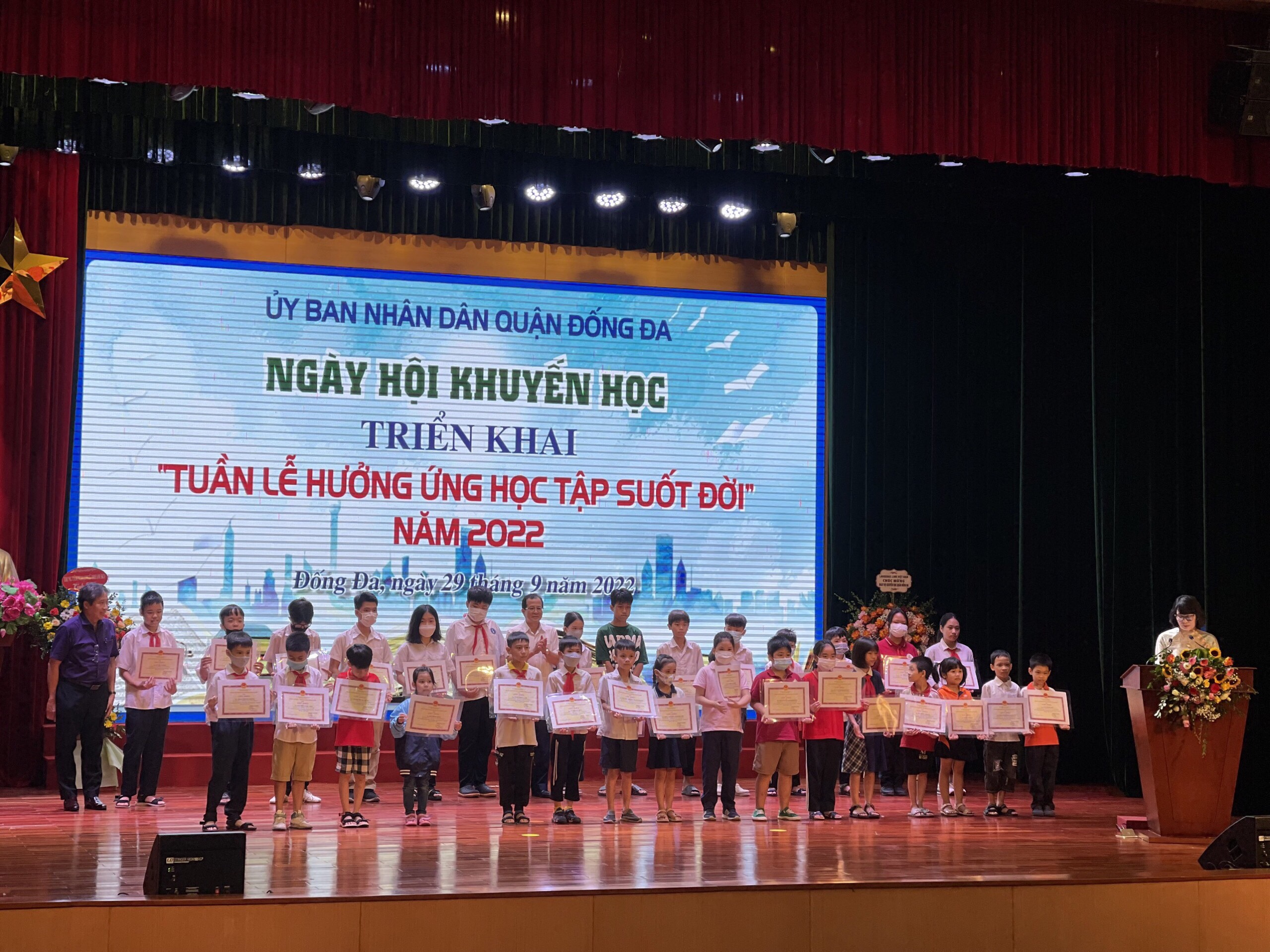 Trao tặng học bổng cho học sinh tài năng, học sinh vượt khó, học sinh có hoàn cảnh đặc biệt