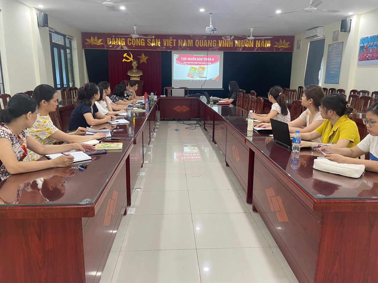 Tập huấn bồi dưỡng thay SGK lớp 4