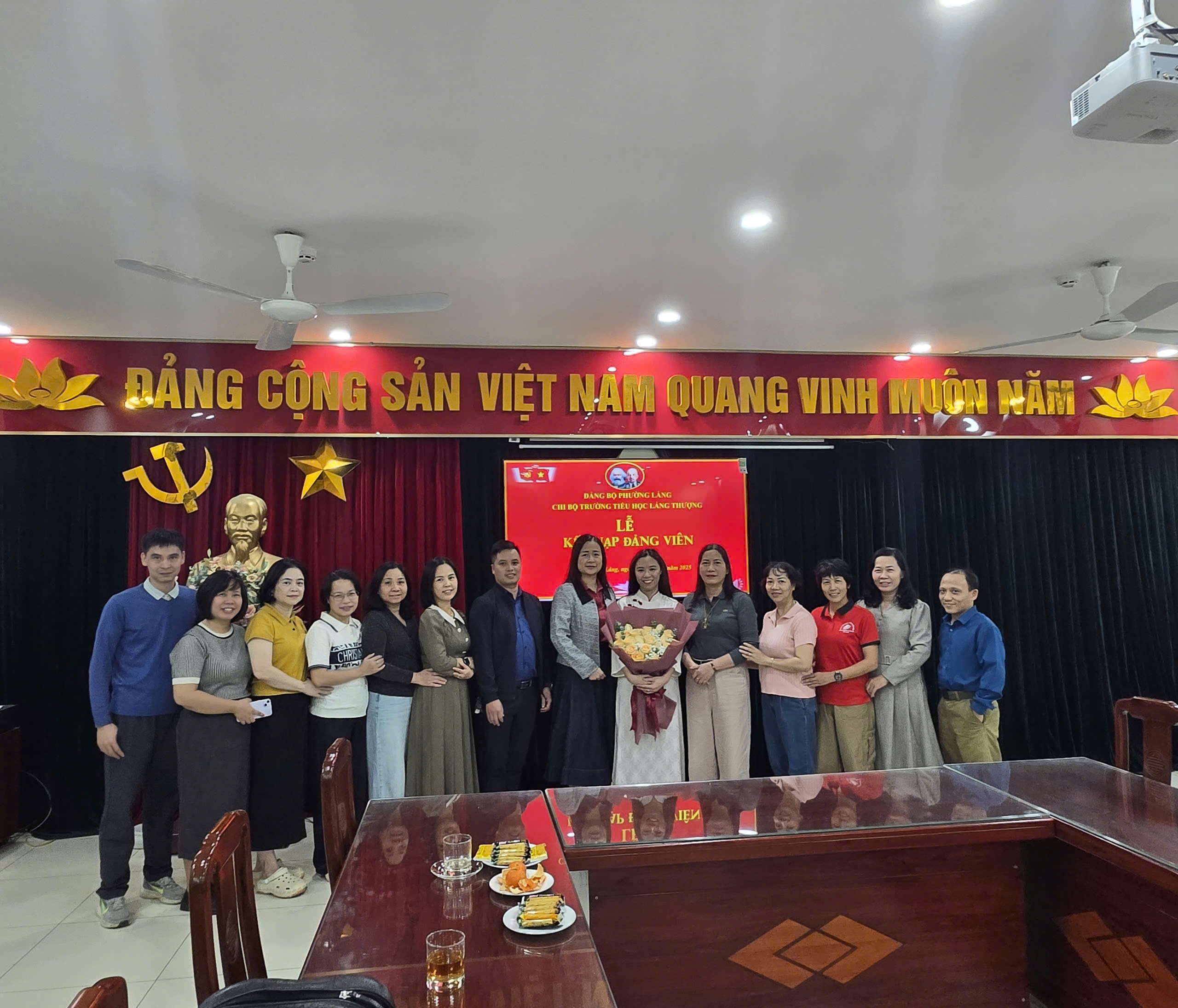 💐Lễ kết nạp đảng viên mới của chi bộ Trường Tiểu học Láng Thượng